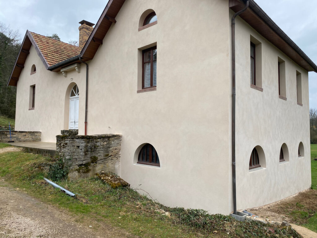 Chantier de ravalement de façade à Etang Vergy