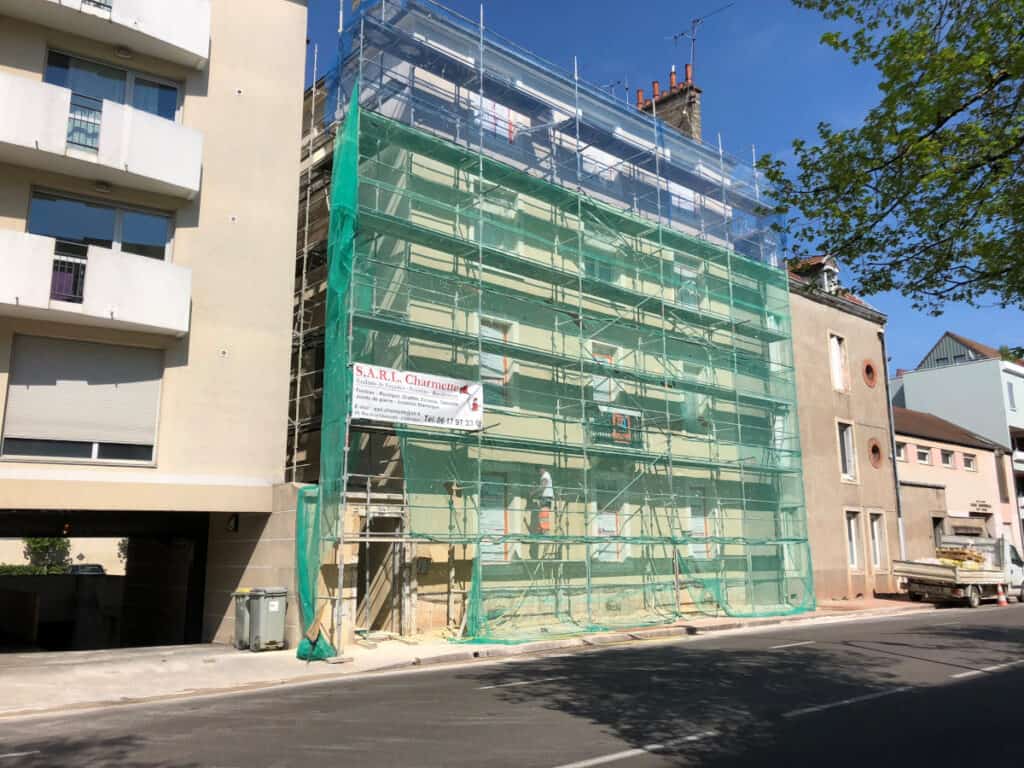 Chantier de ravalement de façade dans la rue Debenton à Dijon