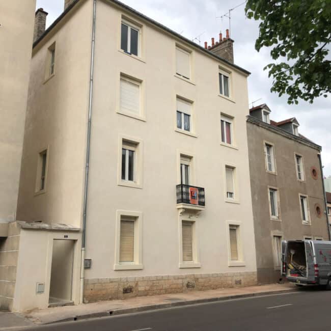 Chantier de ravalement de façade dans la rue Debenton à Dijon