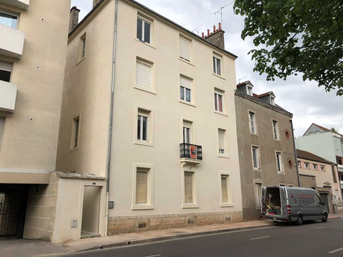 Chantier de ravalement de façade dans la rue Debenton à Dijon