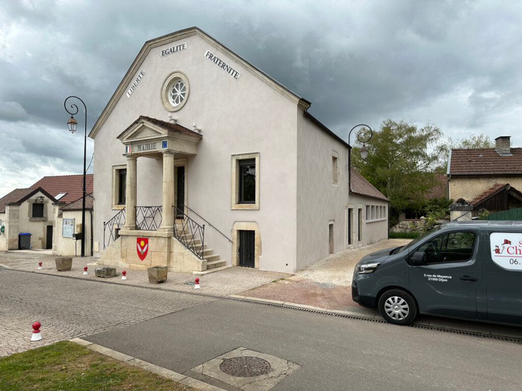 Chantier de ravalement de façade à Savigny le Sec