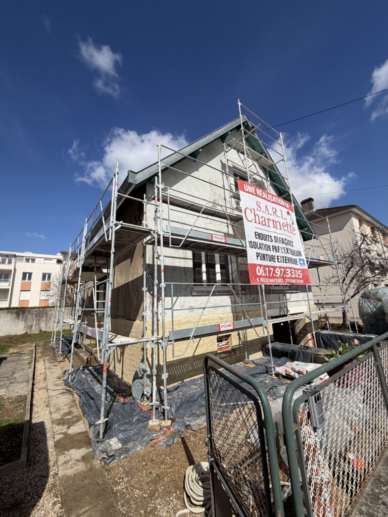 Façade en crépis abîmé avant travaux d'isolation thermique par l'extérieur à Dijon