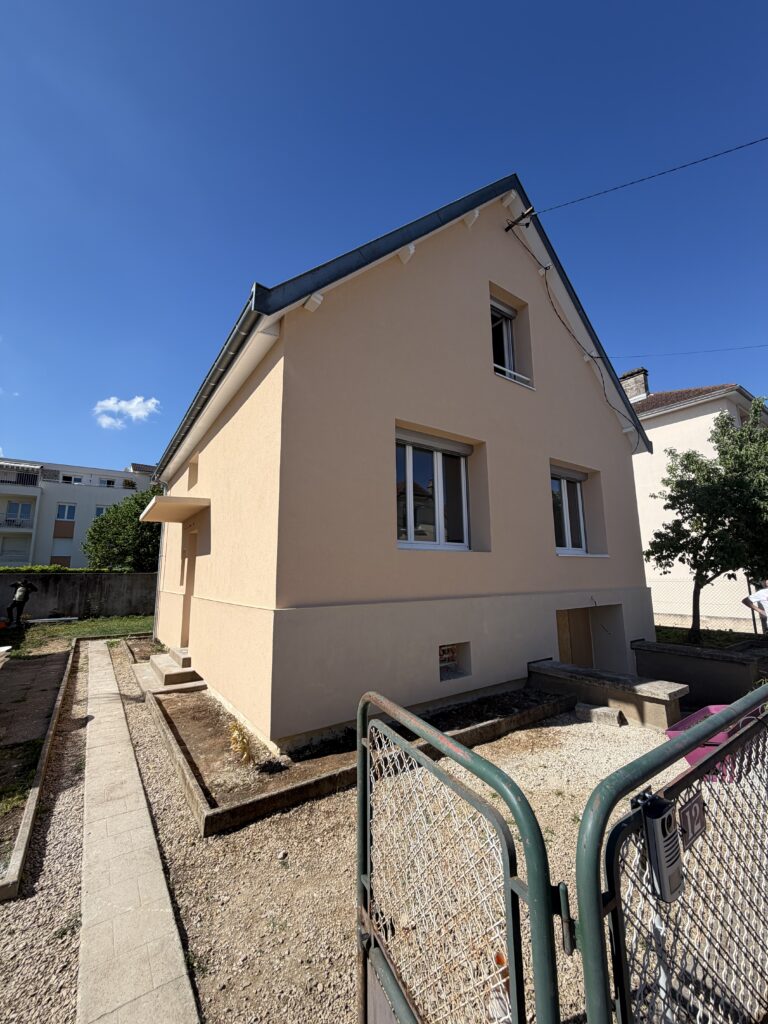 Façade rénovée avec enduit trinidad après isolation thermique des murs par l'extérieur à Dijon