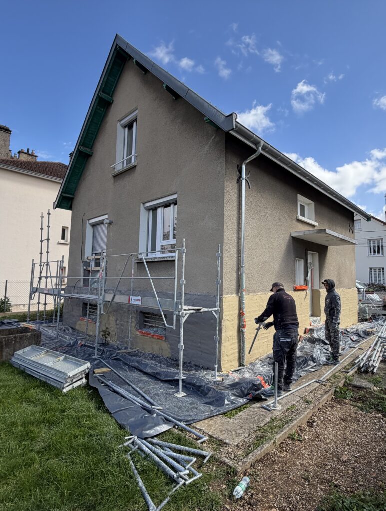 Façade en crépis abîmé avant travaux d'isolation thermique par l'extérieur à Dijon