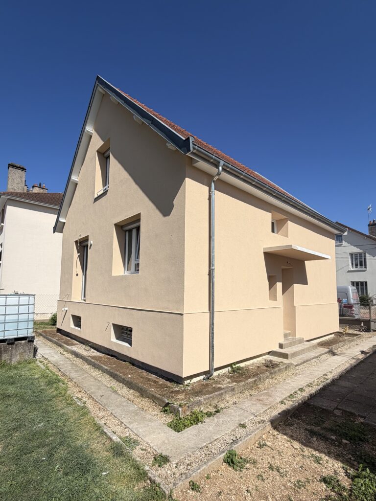 Façade rénovée avec enduit trinidad après isolation thermique des murs par l'extérieur à Dijon
