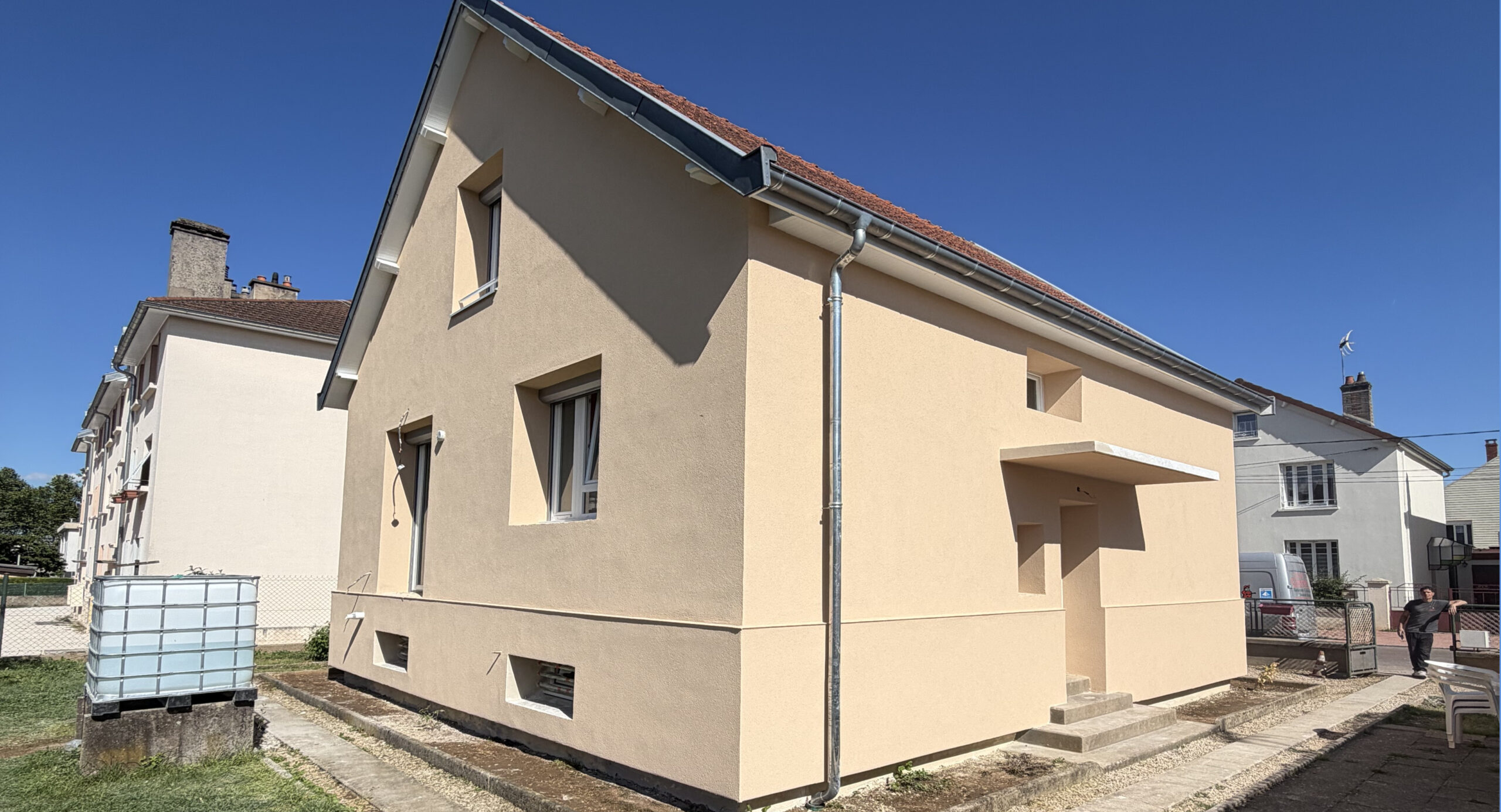 Façade rénovée avec enduit trinidad après isolation thermique des murs par l'extérieur à Dijon