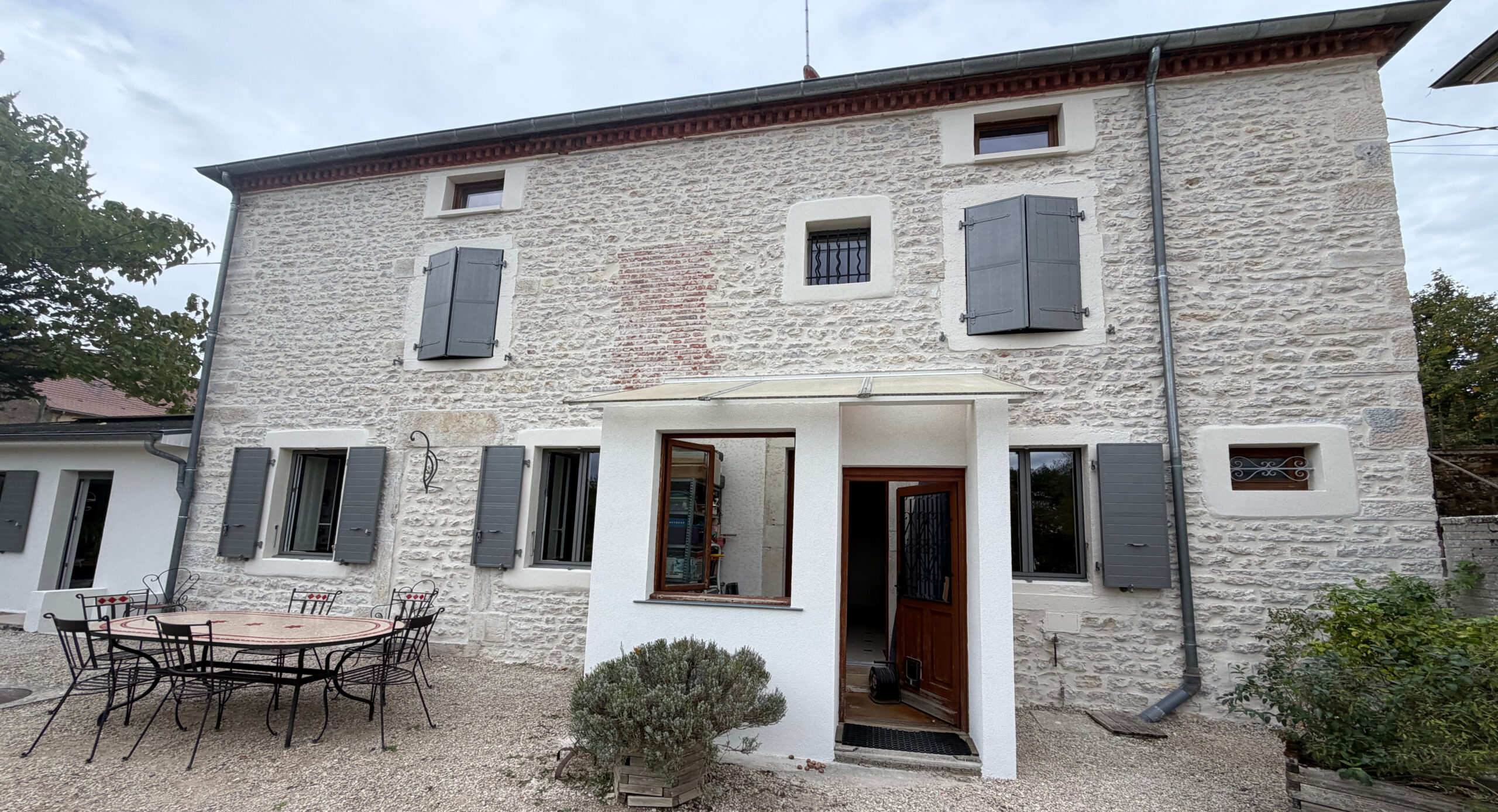 Ravalement de façade avec enduit à la chaux taloché teinte 015 à Renève