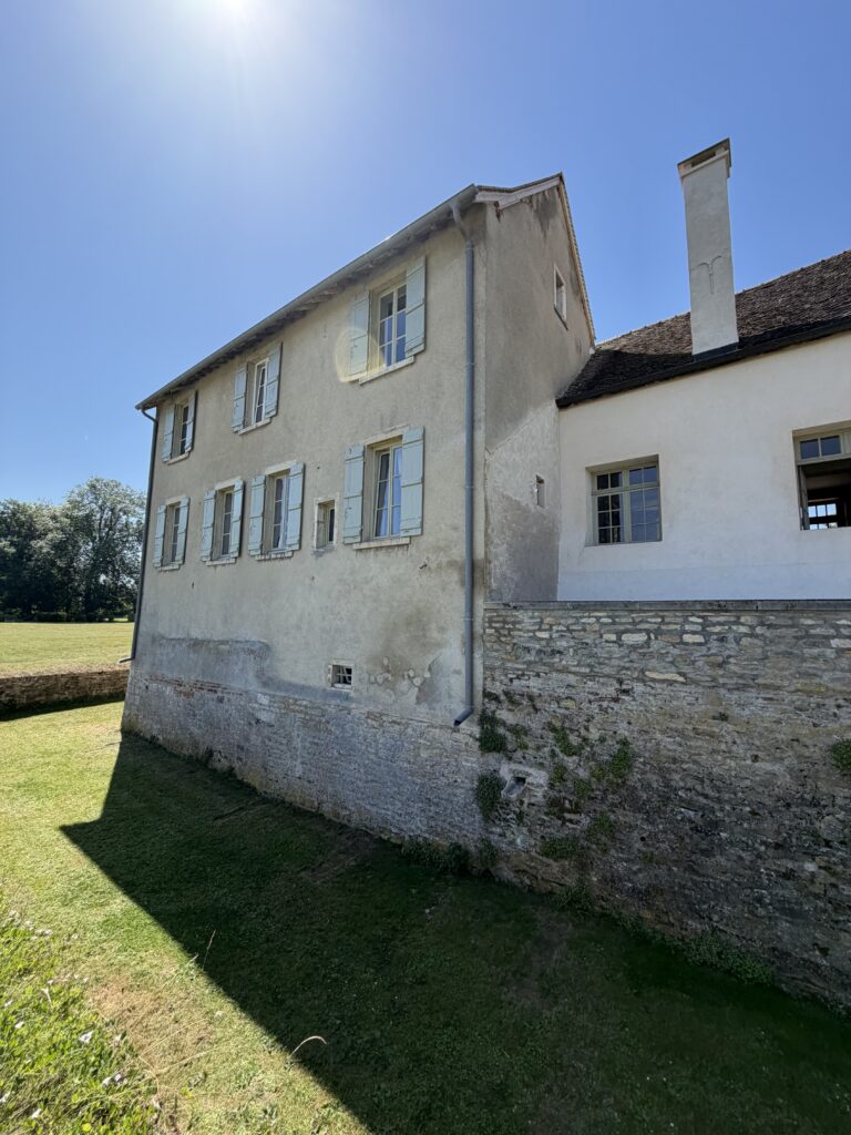 Façade en pierre avant ravalement à la chaux et piquage de l'ancien enduit à Saint-Loup-Géanges — SARL Charmette