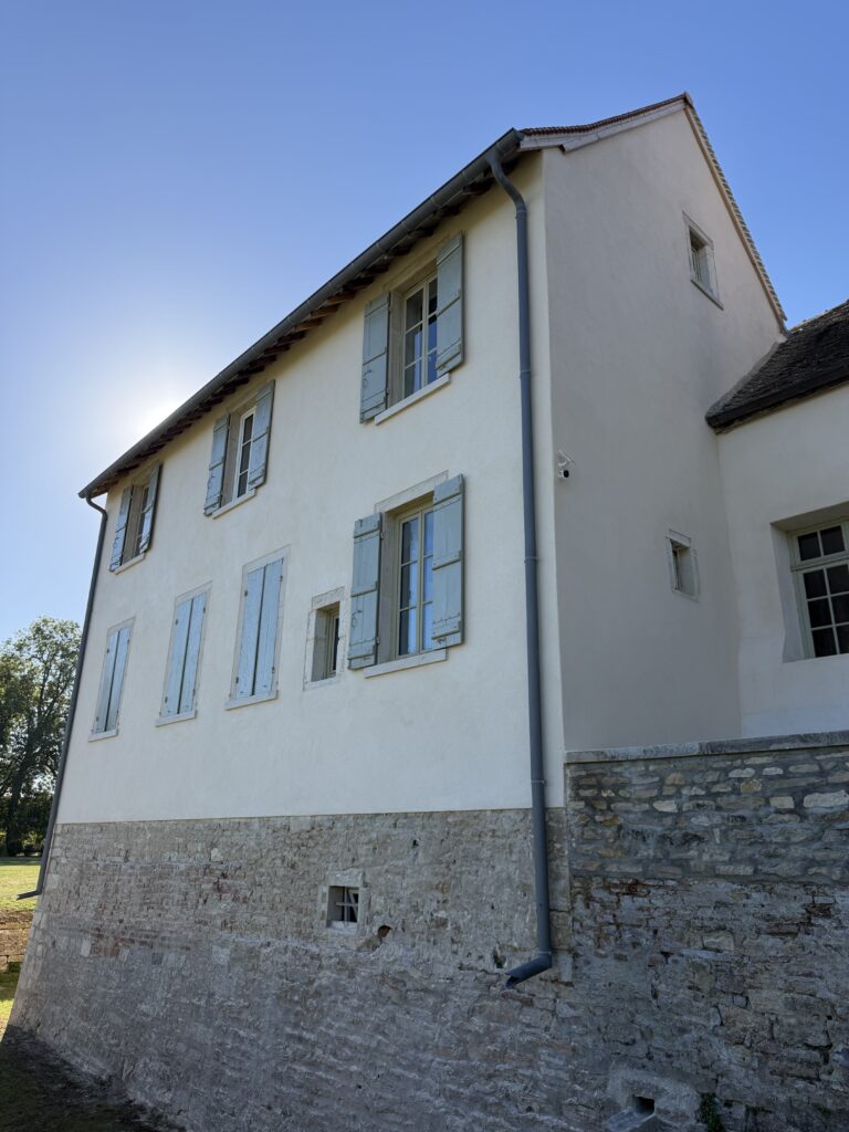 Rénovation de façade terminée avec enduit à la chaux teinte Picardie finition talochée à Saint-Loup-Géanges — SARL Charmette