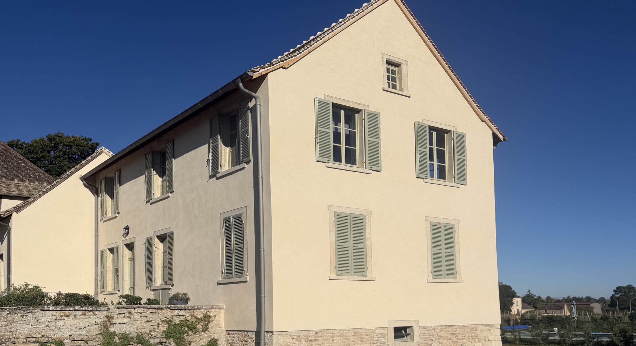 Rénovation de façade terminée avec enduit à la chaux teinte Picardie finition talochée à Saint-Loup-Géanges — SARL Charmette