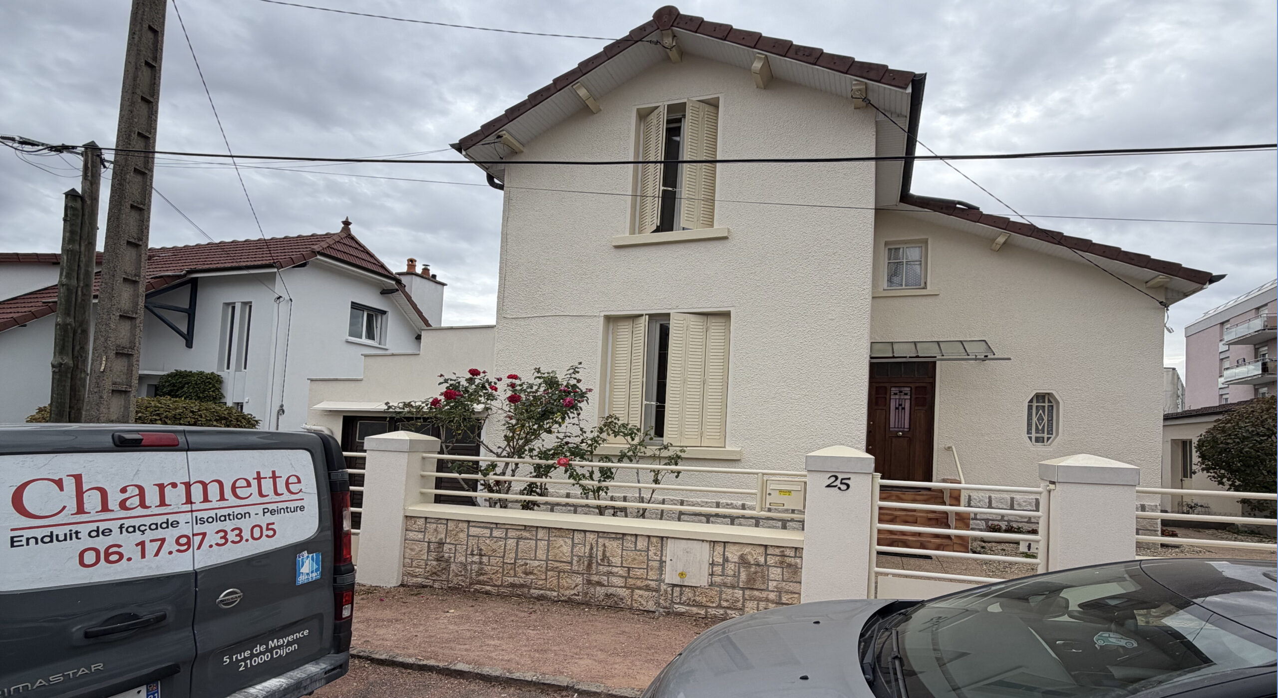 Ravalement de façade terminé à Dijon : peinture semi-épaisse teinte Beige Tempo