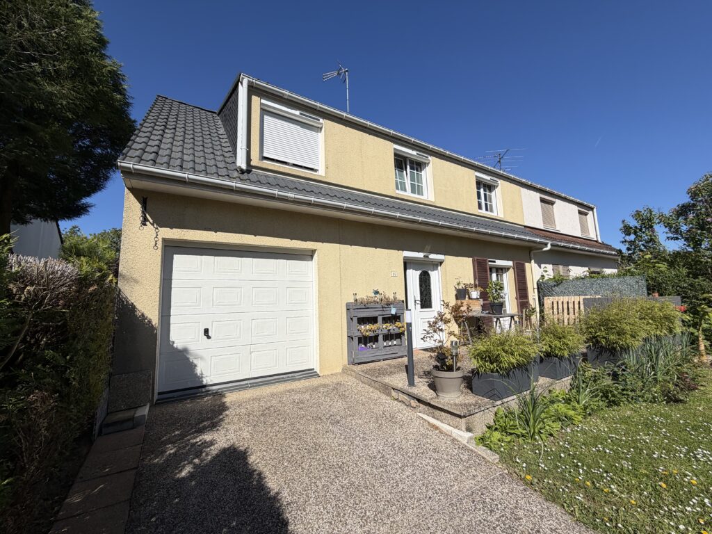 Façade de maison à Quetigny avant ravalement et application d'un enduit de finition
