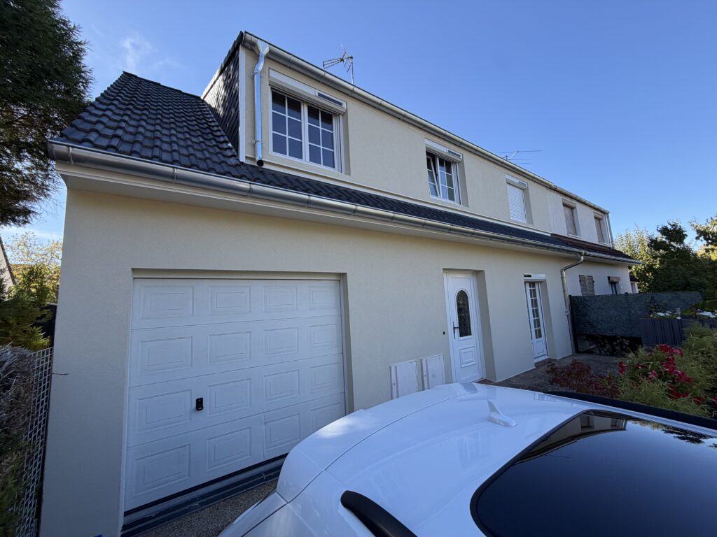 Façade rénovée à Quetigny avec enduit siloxané et teinte Chambord