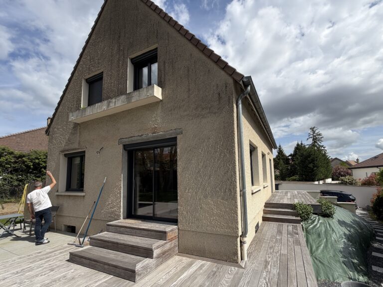 Façade extérieure de maison et sous-toiture en bois avant nettoyage et ravalement de peinture à talant