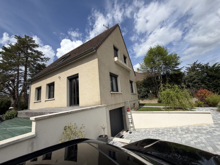 Façade extérieure de maison et sous-toiture en bois avant nettoyage et ravalement de peinture à talant