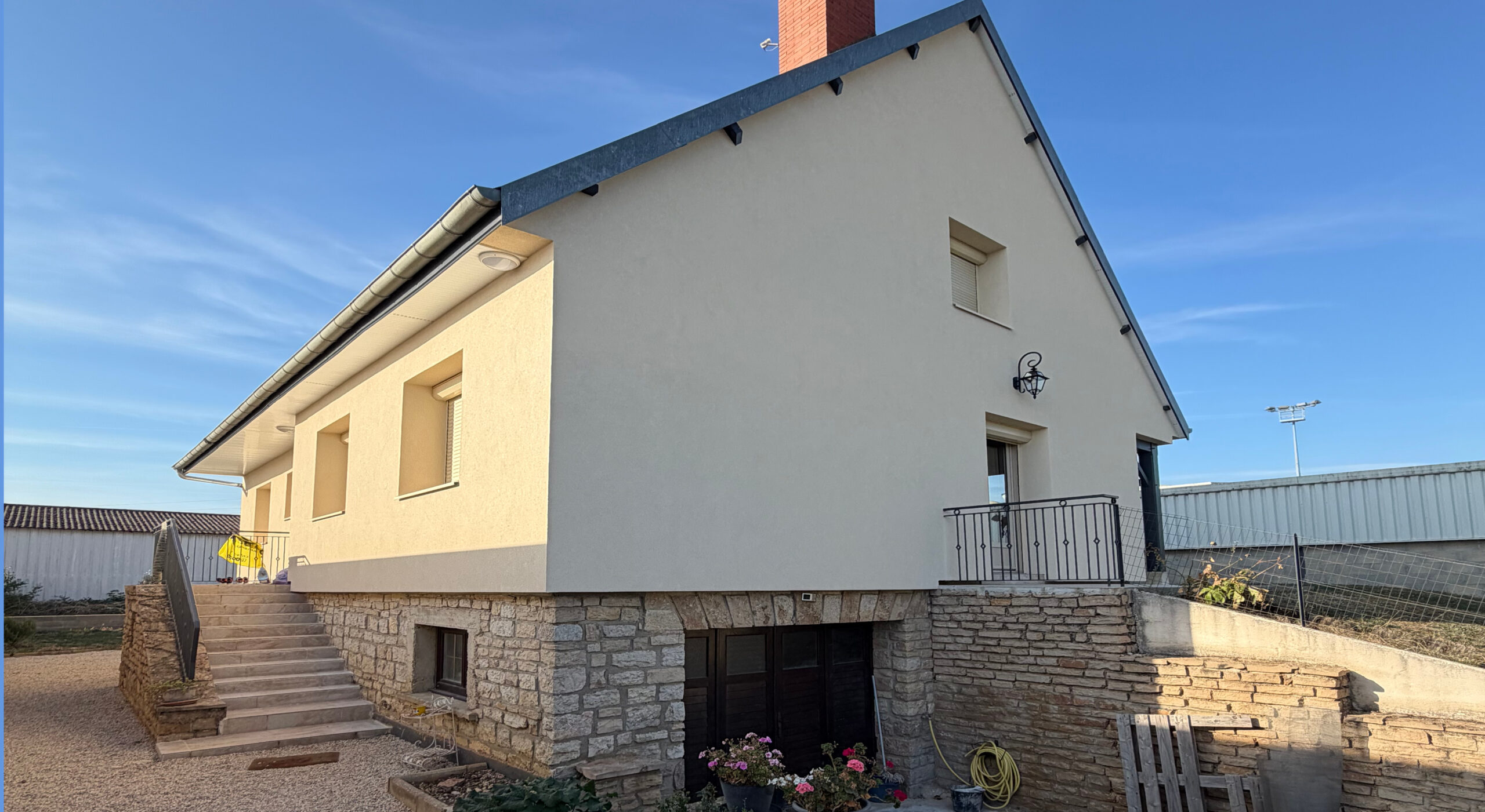 Façade rénovée avec isolation extérieure 140 mm et crépi siloxané à Gevrey-Chambertin